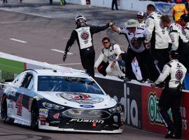 Kevin Harvick celebrates with his crew after winning one of his six victories this season. (Image: NASCAR.com)