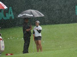 Moriya Jutanugarin takes refuge under an umbrella during Tuesday practice for US Women’s Open. (Image: Twitter)