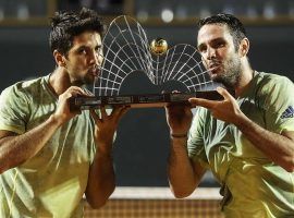 Fernand Verdasco (left) and David Marrero pose with their trophy after winning the men’s doubles title at the 2018 Rio Open. (Image: ATP/Rio Open)