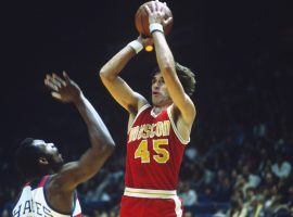 Rudy Tomjanovich (45) of the Houston Rockets shoots over Elvin Hayes in a 1974 game. (Image: Porter Lambert/Getty)