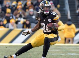 Le'Veon Bell from the Pittsburgh Steelers scampers for a touchdown at Heinz Field in Pittsburgh. (Image: Don Wright/AP)