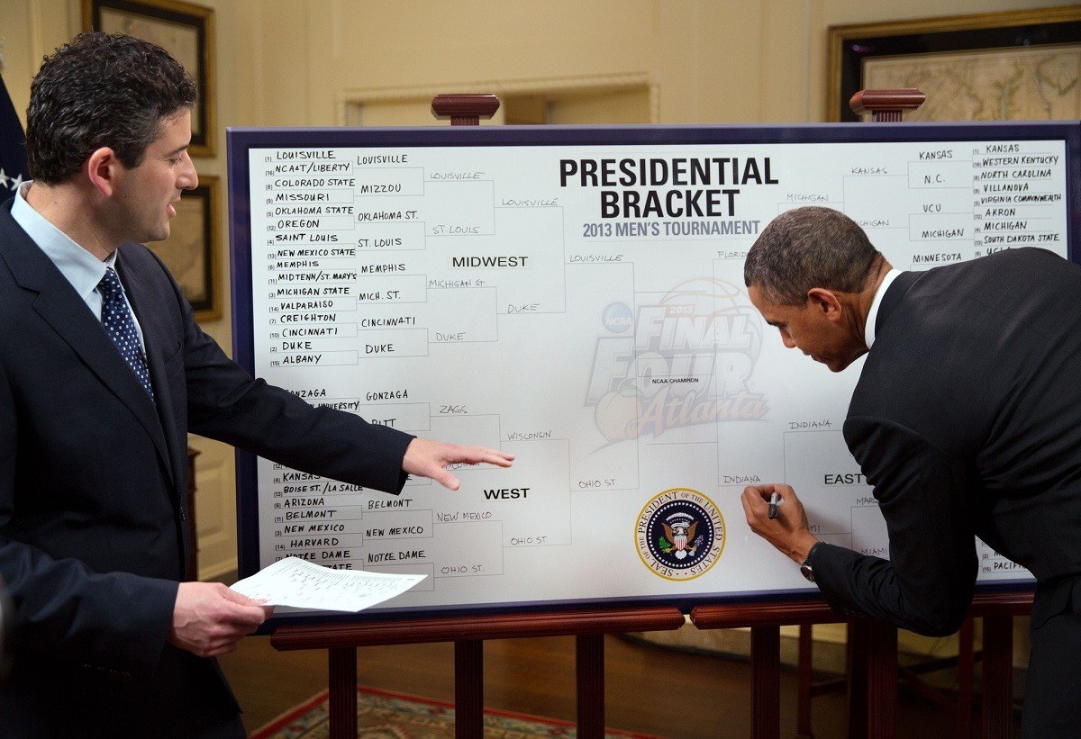 ESPN 's Andy Katz interviews President Obama inside the White House in Washington, DC while the president fills out his March Madness bracket in 2013. (Image: ESPN)