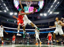 Kawhi Leonard of the Toronto Raptors drives to the basket against the Bucks in Milwaukee, Wisconsin. (Image: Morry Gash/AP)