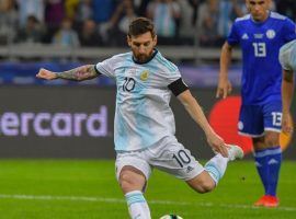 Lionel Messi converted a second half penalty to help Argentina earn a 1-1 draw and stay alive in the 2019 Copa America. (Image: AFP)