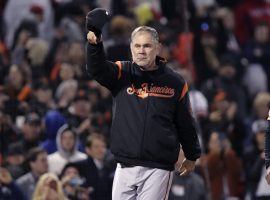 San Francisco Giants manager acknowledges the crowd in Boston after notching his 2,000 the victory. (Image: Charles Krupa/AP)