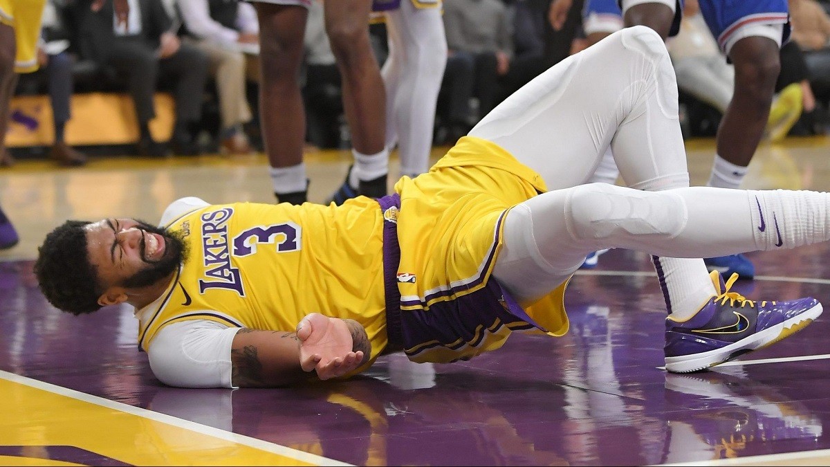 Anthony Davis Lakers injury back tailbone