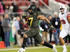 Oregon narrowly defeated Wisconsin, 28-27 in the Rose Bowl in one of several teams that were College Bowl winners and losers. (Image: AP)