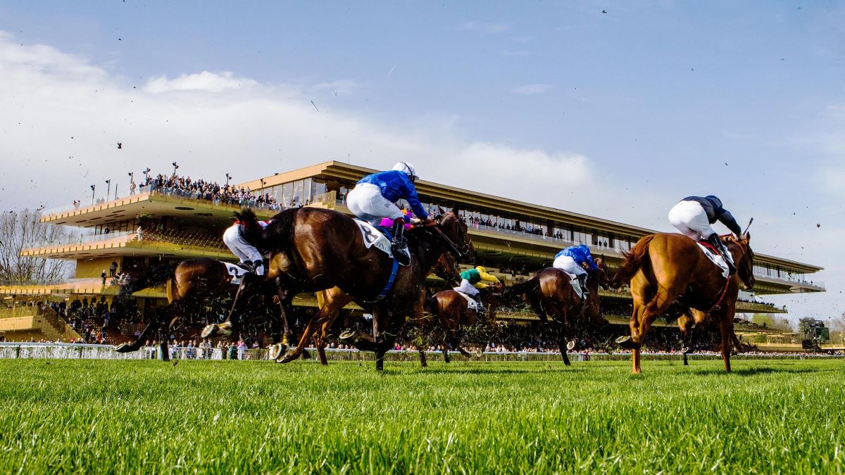 Longchamp-French Racing Resumes