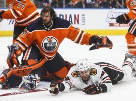 Edmonton Oilers goalie Mike Smith plays on against the Chicago Blackhawks despite temporarily losing his mask. (Image: Getty)