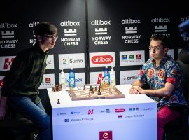 Alireza Firouzja (left) defeated Levon Aronian (right) in an Armageddon tiebreaker in Round 7 to maintain his lead at Norway Chess. (Image: Lennart Ootes/Altibox Norway Chess)