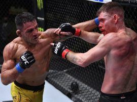 Rafael dos Anjos (left) dominated Paul Felder (right) for five rounds to win in his return to the lightweight division. (Image: Jeff Bottari/Zuffa)