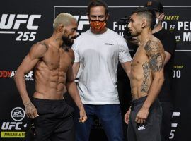 Deiveson Figueiredo (left) defends his flyweight title against Alex Perez (right) at UFC 255. (Image: Jeff Bottari/Zuffa)