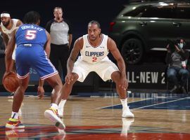 LA Clippers star Kawhi Leonard, seen here defending Immanuel Quickley from the NY Knicks, returns home to Los Angeles after a successful east coast road trip. (Image: Gianni Walker/Getty)