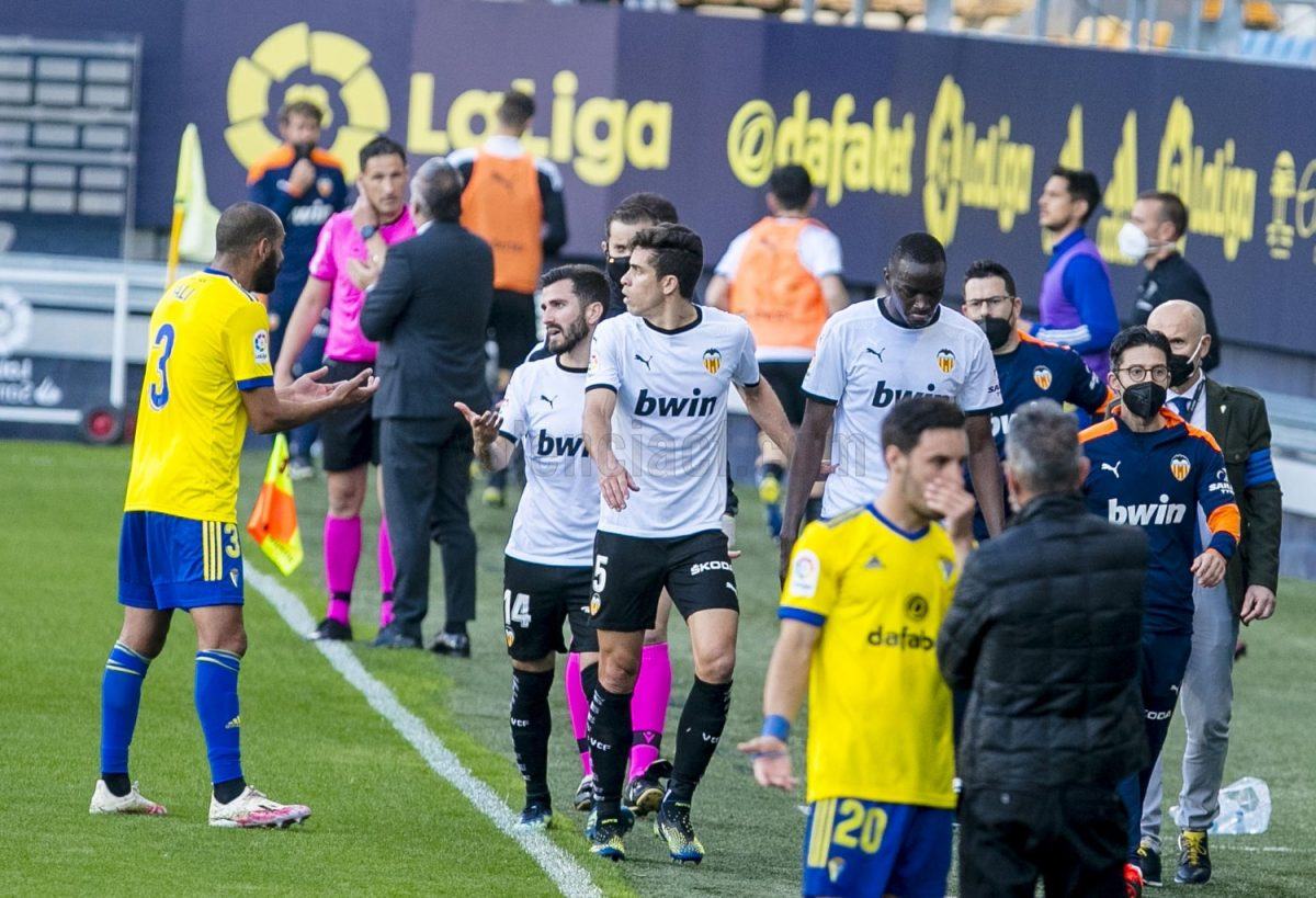 Valencia's players walk off the pitch vs. Cadiz