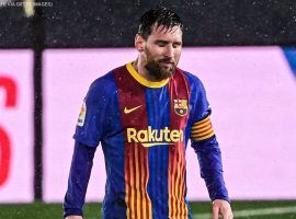 Leo Messi leaving the pitch in sadness on what could be his final appearance in a Barcelona shirt in El Clasico. Image: ESPN FC / Twitter