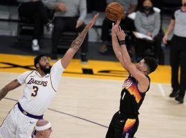 Anthony Davis of the LA Lakers attempts to block a shot on Devin Booker from the Phoenix Suns. (Image: Marcio Jose Sanchez/AP)