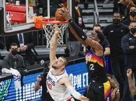 Deandre Ayton from the Phoenix Suns dunks an alley-oop from an inbounds play with less than a second remaining over Ivan Zubac of the LA Clippers in Game 2. (Image: Christian Petersen/Getty)