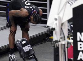 Kawhi Leonard of the LA Clippers inspects his knee injury during a timeout in the fourth quarter of Game 4 against the Utah Jazz. (Image: Mark J. Terrill/AP)