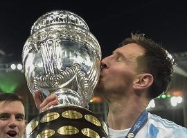 Leo Messi kisses the Copa America trophy after winning it for the first time with the Argentinean national team, in Rio de Janeiro, against rivals Brazil. (Image: Twitter/CopaAmerica)