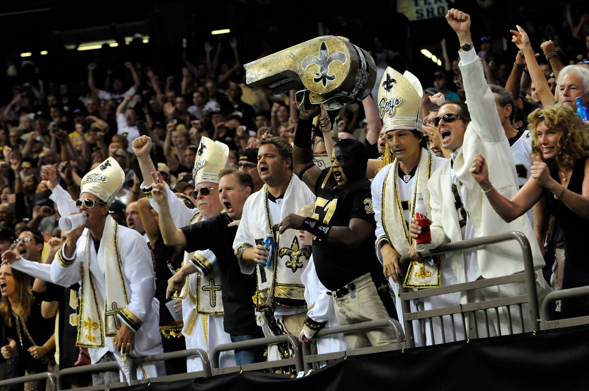 Penggemar New Orleans Saints Superdome mengembalikan Badai Ida