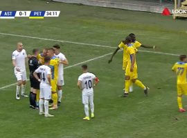 Tiberiu Giuroiu (Astra) was sent off for racially insulting Petrolul's Sory Diarra. (Image: Look TV)