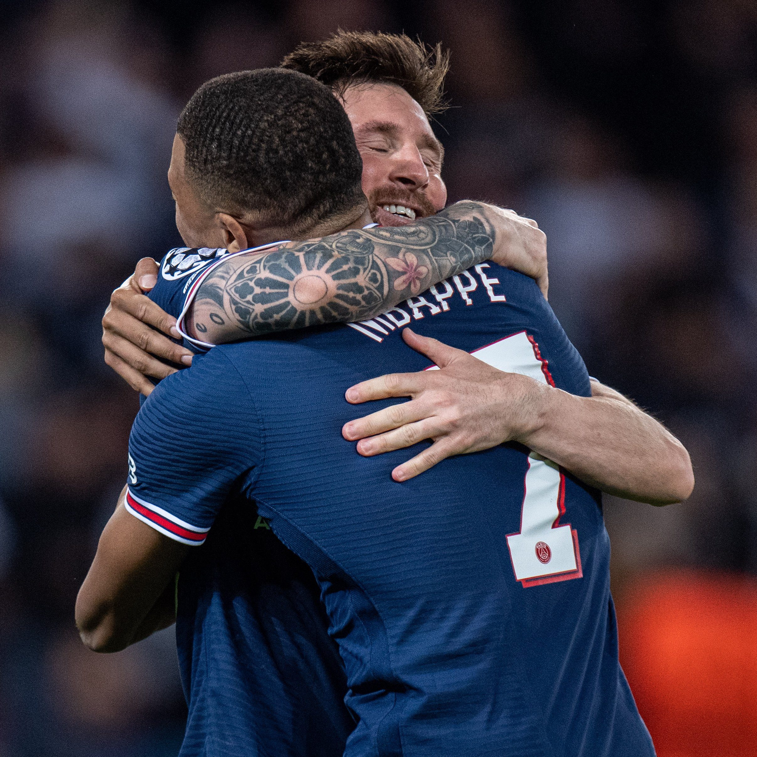 Mbappe dan Messi berpelukan setelah gol PSG