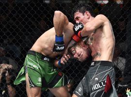 Max Holloway (right) defeated Yair Rodriguez in a brutal battle on Saturday night between the featherweight contenders. (Image: Chris Unger/Zuffa)