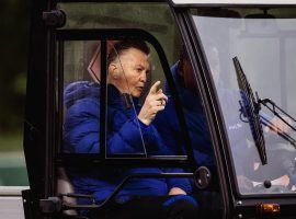 Louis Van Gaal used a golf cart to get to the pitch for The Netherland's training. (Image: Twitter/goal)