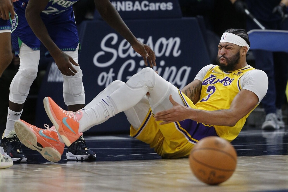 LA Lakers Anthony Davis knee injury out