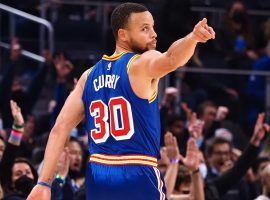 Steph Curry points out a defensive assignment to his teammates on the Golden State Warriors. (Image: Getty)