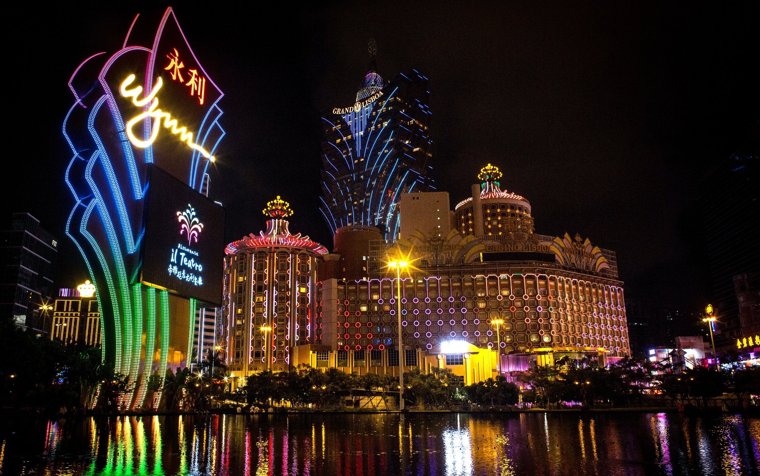 Macau casinos get loans from their US counterparts amid yet another shutdown.