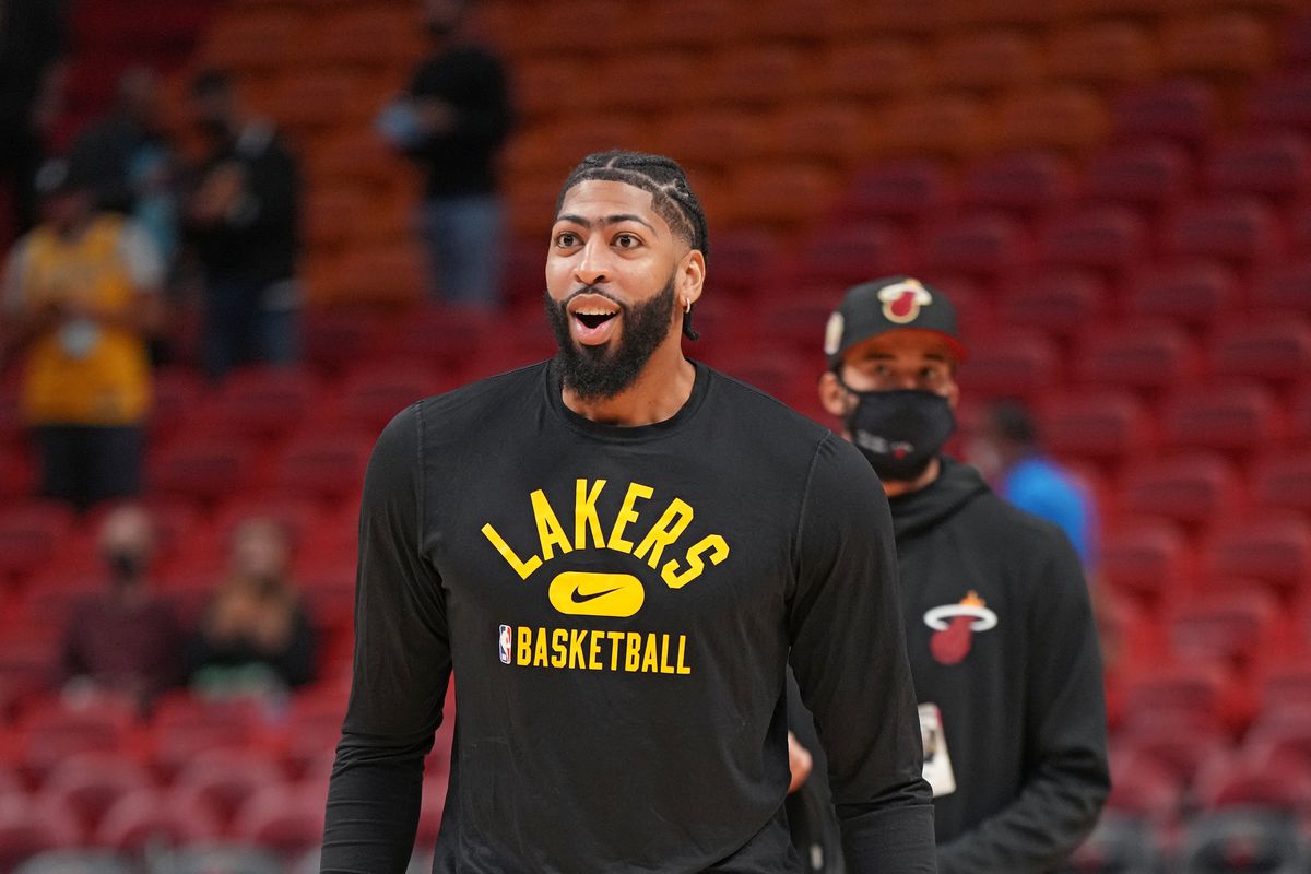 Anthony Davis knee injury returns LA Lakers Nets