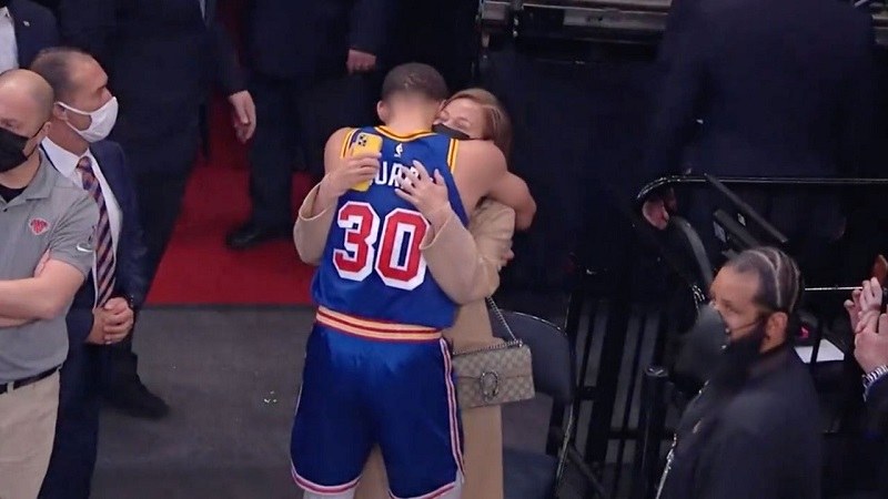 Steph Curry hugs mother MSG Warriors OG Midseason Awards
