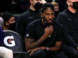 Kawhi Leonard from the LA Clippers sits on the bench during a recent game while he continues to rehab a knee injury. (Image: Katelyn Mulcahy/Getty)