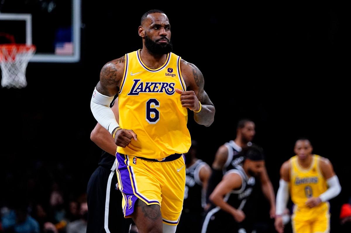 LeBron James knees injury out Lakers