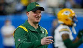 Nathaniel Hackett, former offensive coordinator with the Green Bay Packers, chatting with players during pre-game warmups in 2021. (Image: Duane Burleson/AP)