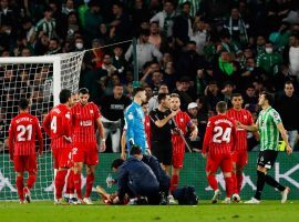 Juan Jordan needed medical attention after an object thrown from the Betis stand hit him in the head. (Image: Twitter/actufoot_)