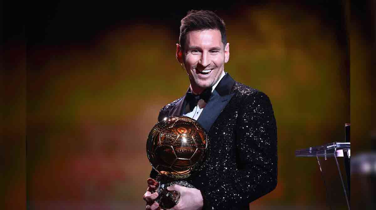 Lionel Messi dengan trofi Ballon d'Or