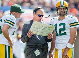 Tom Clements, then the offensive coordinator with the Green Bay Packers, discusses a play with Aaron Rodgers in 2015. (Image: Getty)