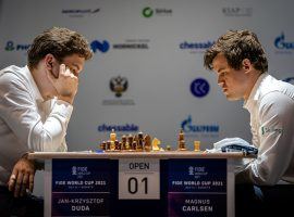 Chess: Magnus Carlsen wins online and will face the new generation