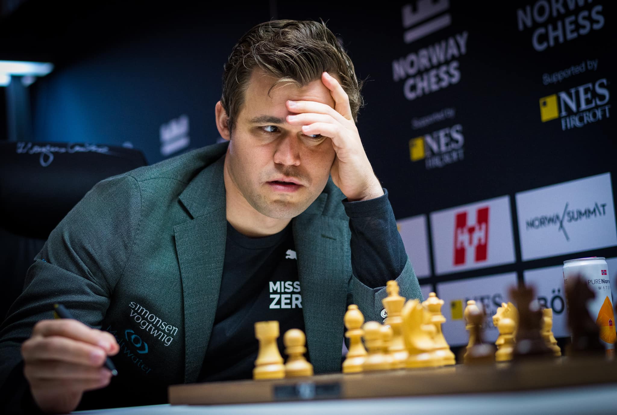 Magnus Carlsen beats Hikaru Nakamura in battle of chess' big guns