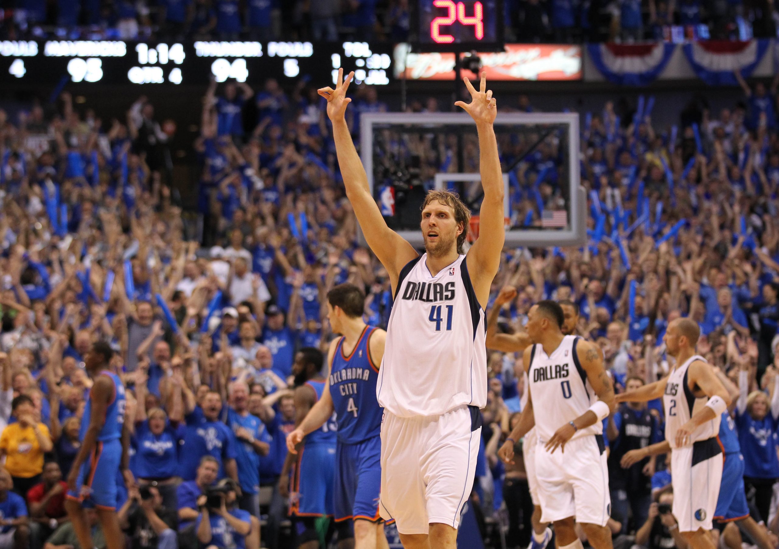 Dirk Nowitzki celebrates