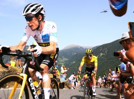 Jonas Vingegaard from Team Jumbo-Visma and Tadej Pogacar of UAE Team Emirates battle in the mountains during the 2021 Tour de France. (Image: Michael Steele/Getty)