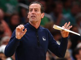 Kenny Atkinson calling out a defensive assignment while on the sidelines with the Golden State Warriors during the 2022 NBA Playoffs. (Images: Elsa/Getty)