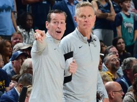 Kenny Atkinson (left) on the sideline with Steve Kerr of the Golden State Warriors. (Image: Getty)