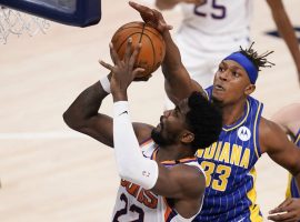Myles Turner from the Indiana Pacers attempts to block a shot by Deandre Ayton from the Phoenix Suns. (Image: Getty)