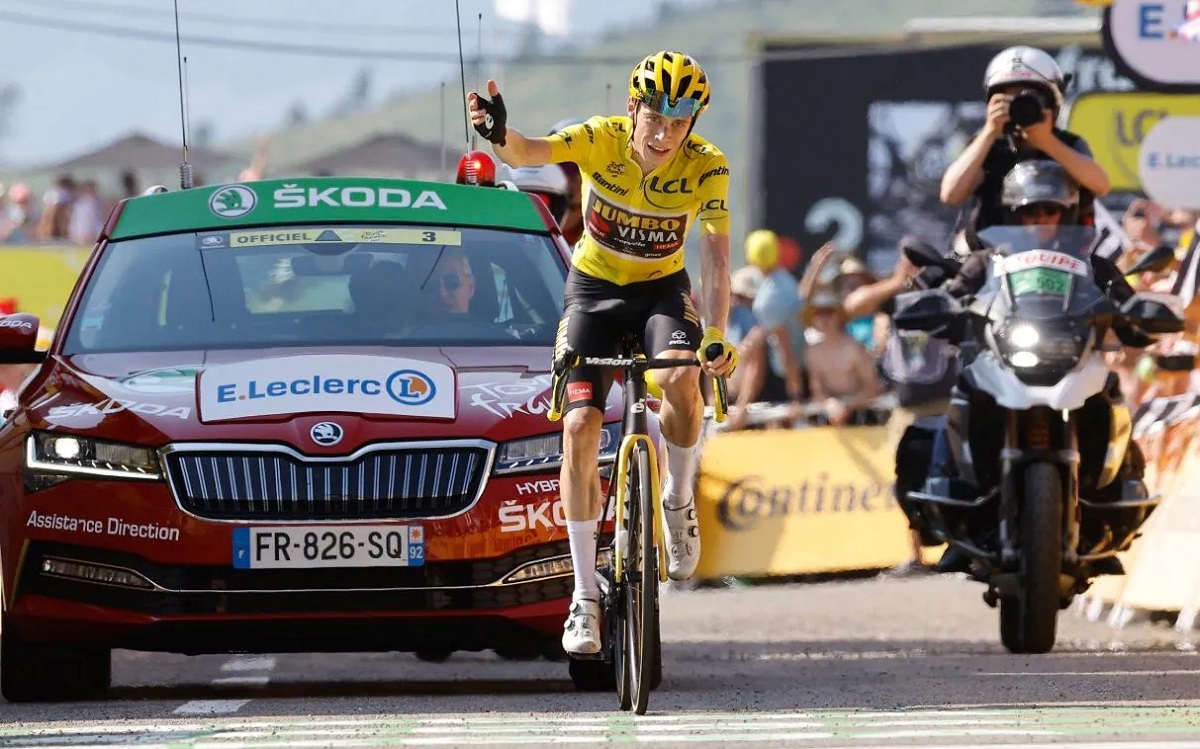 Jonas Vingegaard Stage 18 Le Tour de France 2022 Crash Tadej Pogacar Hautacam