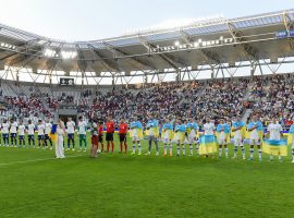 In order to honor the war victims and show solidarity with those fighting at home, Dynamo's players come out for all their friendlies in the 'Tournament for Peace' with the Ukrainian flag on their backs. (Image: twitter/dynamokyiv)